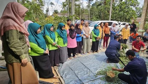 Pemberdayaan Warga Desa Sidomulyo Melalui Pelatihan Penyulingan dan Produk Turunan Serai Wangi
